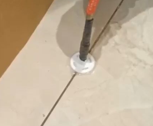 衡水瓷砖空鼓维修公司专业解答瓷砖在铺贴过程中，如果没有涂抹均匀到位的粘结材料（如水泥砂浆或瓷砖胶），可能会导致以下问题