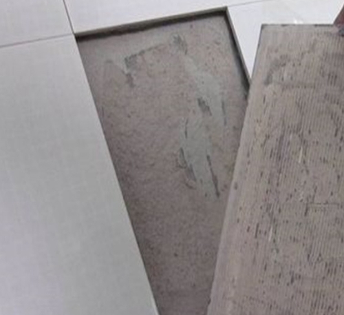 衡水瓷砖空鼓维修公司分享瓷砖铺贴时如果打浆（即涂抹在瓷砖背面和基层上的砂浆或瓷砖胶）过少，会带来以下问题